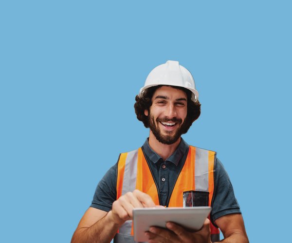 Internationale Fachkräfte können ein wertvoller Gewinn für deutsche Unternehmen sein Mann mit Arbeiterhelm vor blauem Hintergrund
