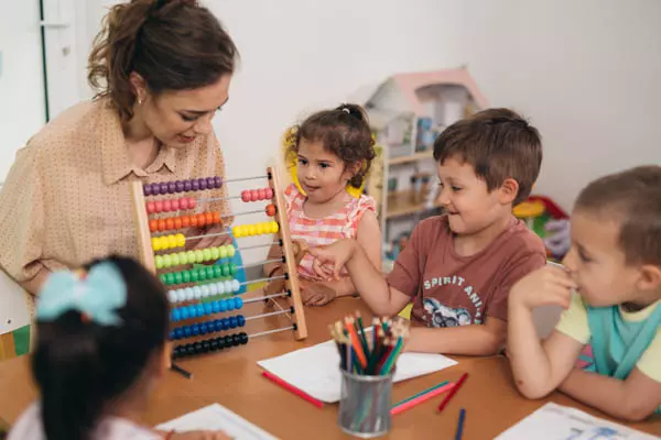 Spanische Erzieherin in Kindertagesstätte